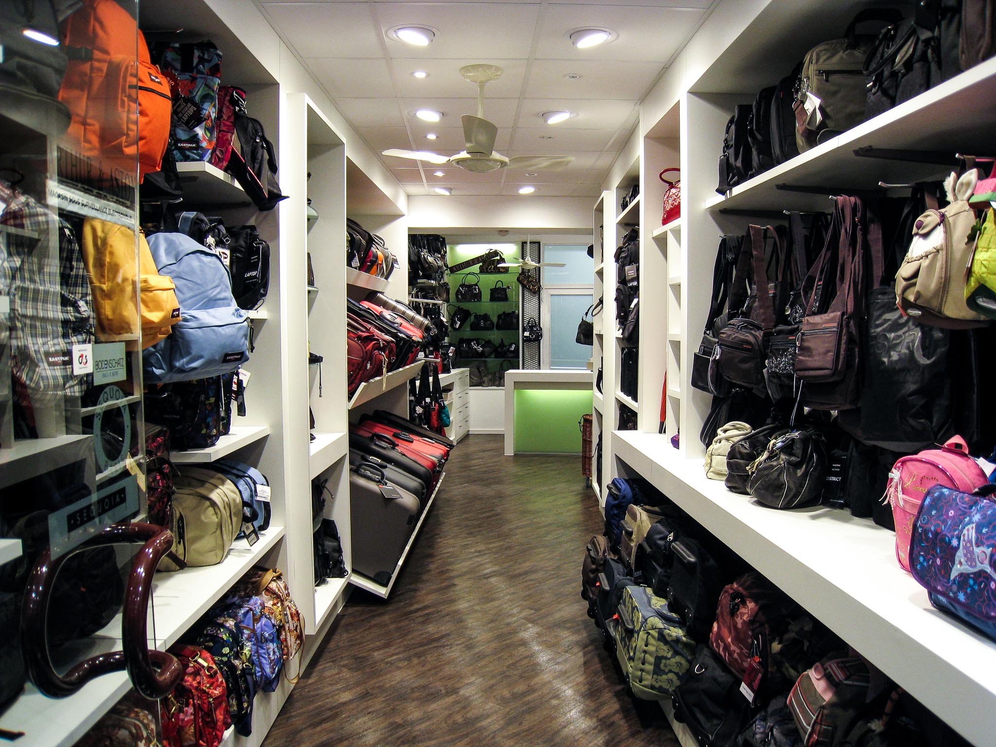 Giga-architectures-intérieur-mobilier-sur-mesure-magasin-maroquinerie
